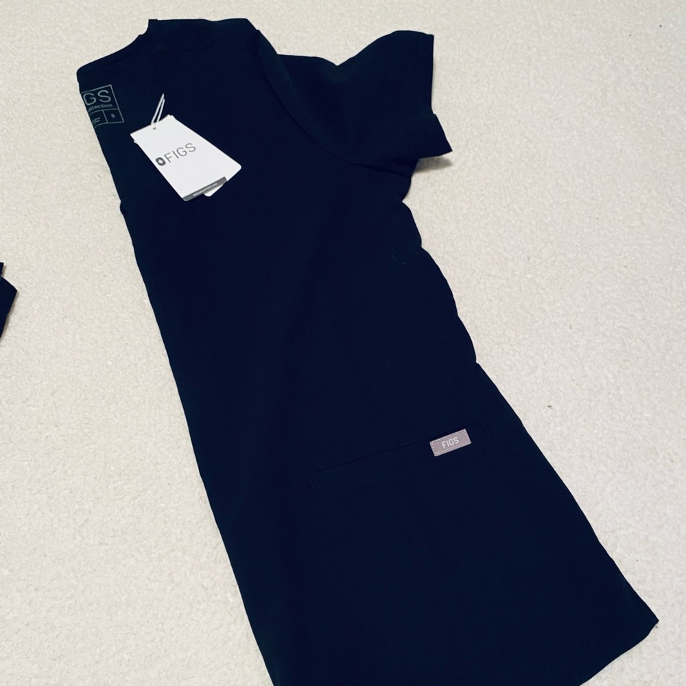 NWT Figs Casma 3 pocket scrub top